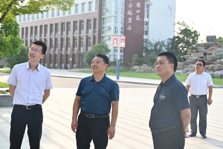砀山二中99届校友孙守亮荣归母校