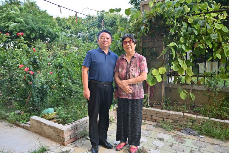 砀山二中校长葛培炎看望60届校友胡淑芳