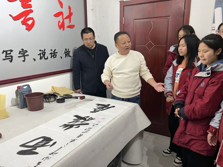 著名书法家葛焱先生莅临砀山二中指导工作